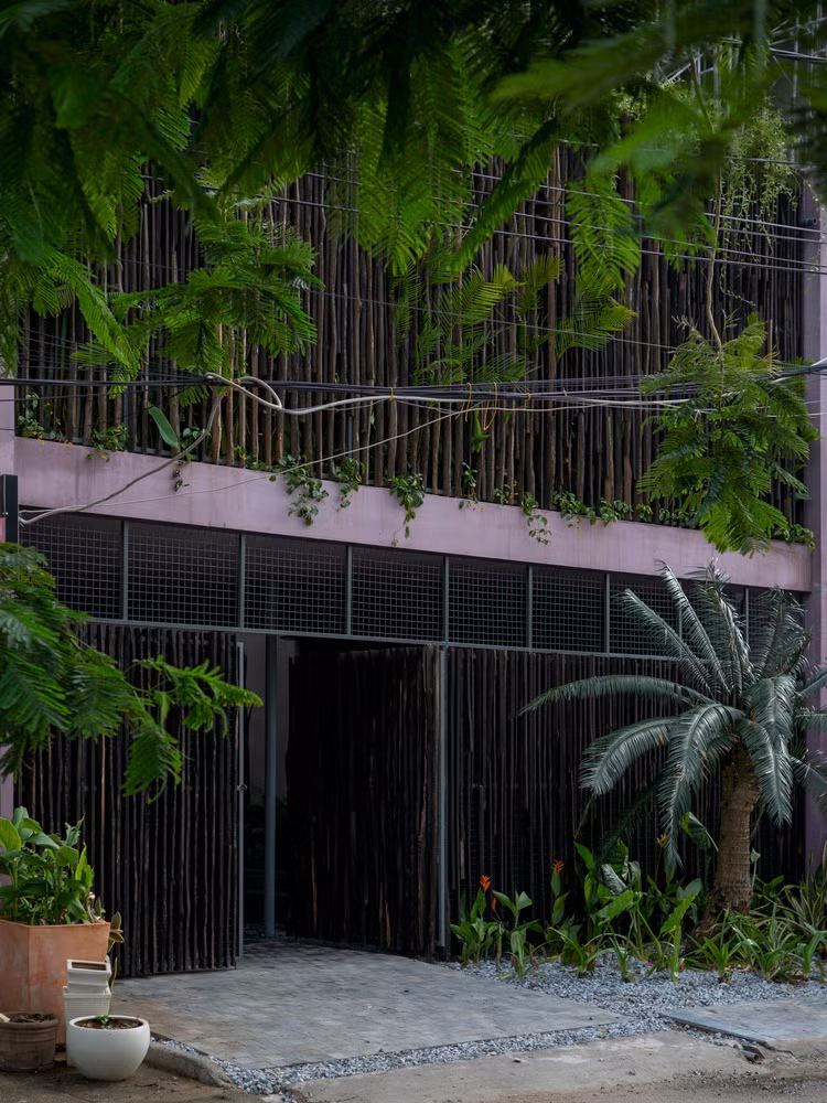 Công trình nằm cách biển chỉ 100 mét nên mặt tiền được thiết kế như sóng biển. Theo đó, mặt tiền sử dụng hệ lam gỗ tận dụng từ các xưởng cưa địa phương tạo lớp ngăn cách không gian bên trong va bên ngoài đồng thời tao hiệu ứng như song biển nhấp nhô.