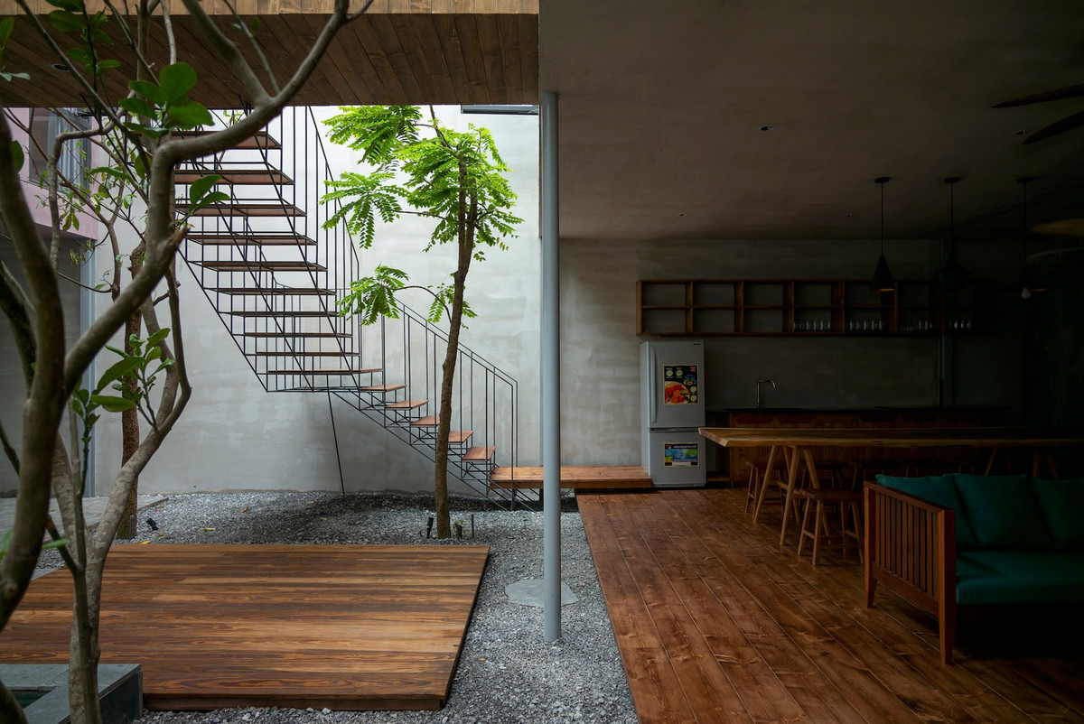 Vật liệu tự nhiên là yếu tố quan trọng trong thiết kế của Annam Village. Gỗ được sử dụng rộng rãi trong không gian nội thất, mang lại sự ấm áp.