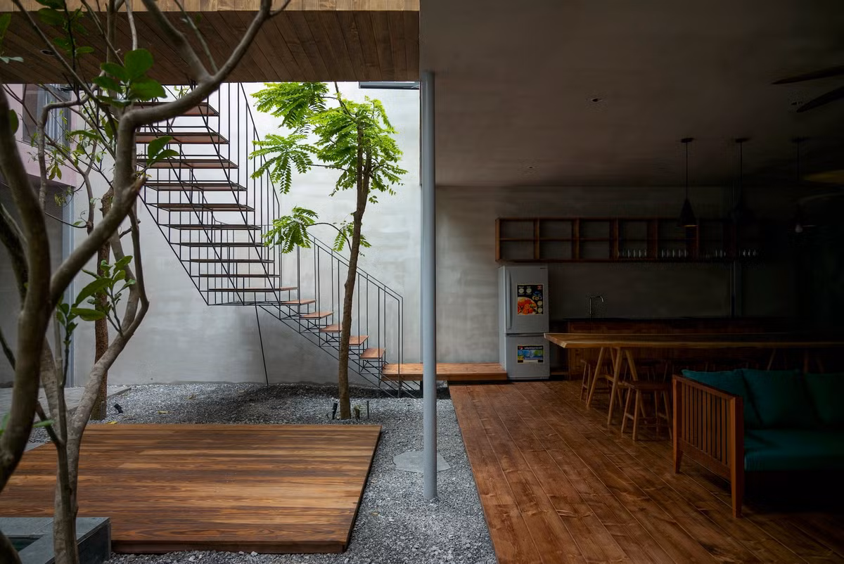 Vật liệu tự nhiên là yếu tố quan trọng trong thiết kế của Annam Village. Gỗ được sử dụng rộng rãi trong không gian nội thất, mang lại sự ấm áp.