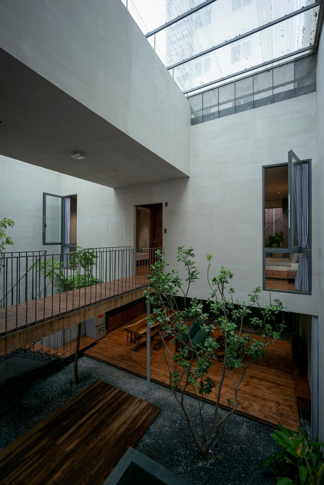 Tại tầng 1, các không gian chức năng lát sàn gỗ tự nhiên, đá tự nhiên xen kẽ cây xanh tạo cảm giác trong và ngoài nhà như một ngôi nhà thứ hai vô cùng gần gũi.