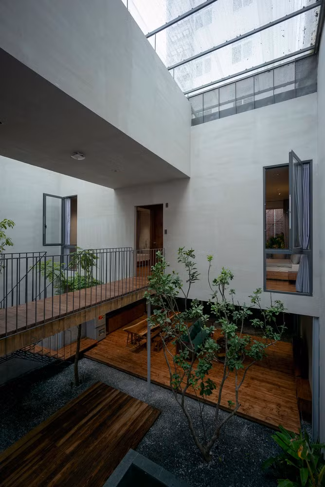 Tại tầng 1, các không gian chức năng lát sàn gỗ tự nhiên, đá tự nhiên xen kẽ cây xanh tạo cảm giác trong và ngoài nhà như một ngôi nhà thứ hai vô cùng gần gũi.