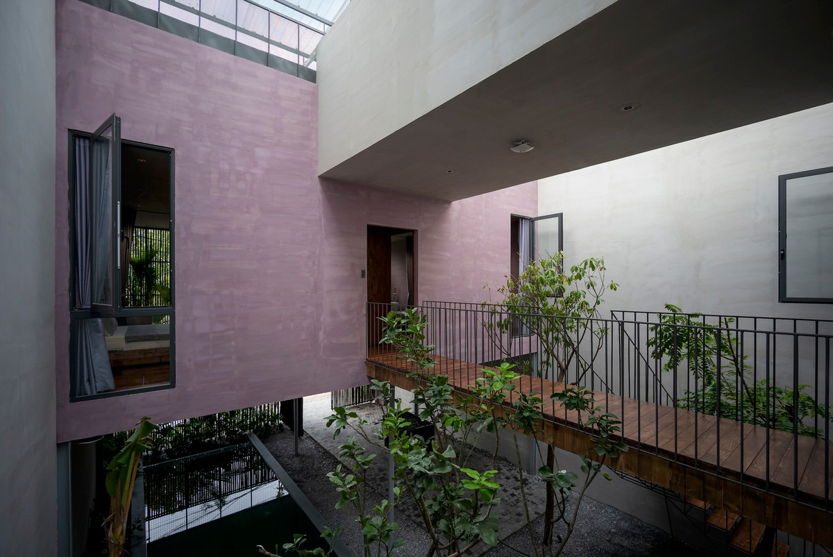 Việc sử dụng vật liệu có sẵn tại địa phương giúp giảm lượng chất thải xây dựng và tài nguyên sử dụng.