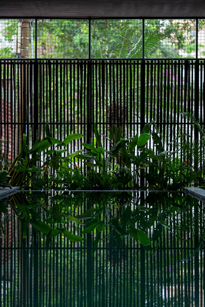 Nhờ sử dụng mái ngói, ánh sáng tự nhiên len lỏi vào từng không gian bên trong, tạo cảm giác cởi mở và thân thiện với môi trường.