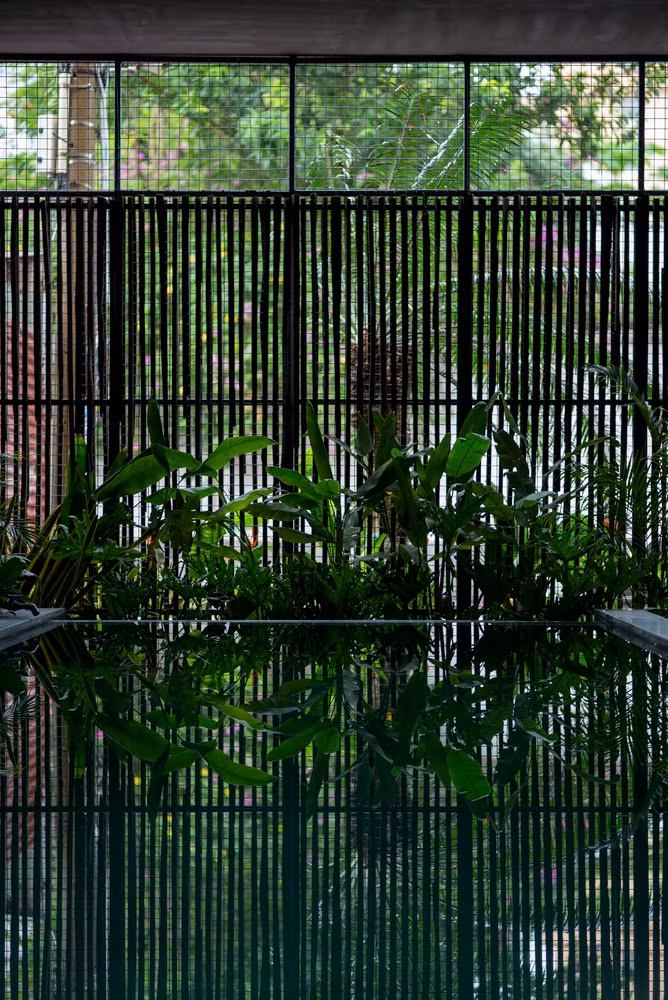 Nhờ sử dụng mái ngói, ánh sáng tự nhiên len lỏi vào từng không gian bên trong, tạo cảm giác cởi mở và thân thiện với môi trường.