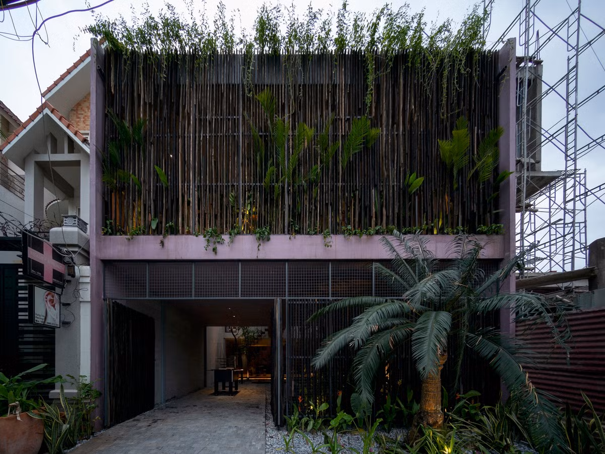 Toạ lạc tạc thành phố Vũng Tàu, AnNam Village là ngôi nhà 2 tầng sở hữu không gian kiến trúc độc đáo, trong lành như một khu nghỉ dưỡng.