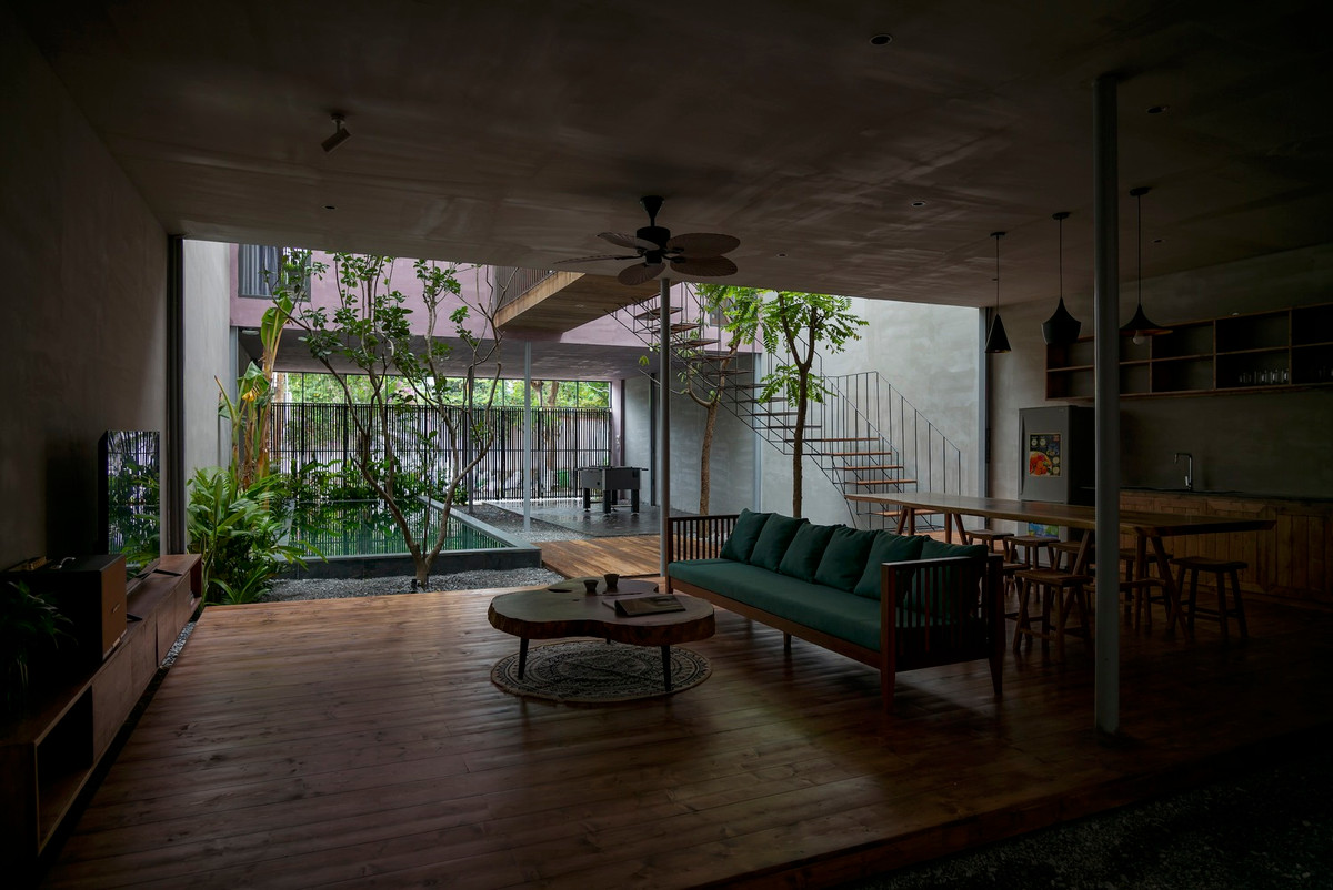 Tòa nhà gồm 2 tầng sử dụng kết cấu thép hoàn thiện bằng vật liệu thân thiện tại địa phương. Tầng 1 là khu vực không gian mở với gara để xe và bể bơi phía trước, phòng khách và bếp phía sau tạo sự riêng tư tránh xa ồn ào bên ngoài.