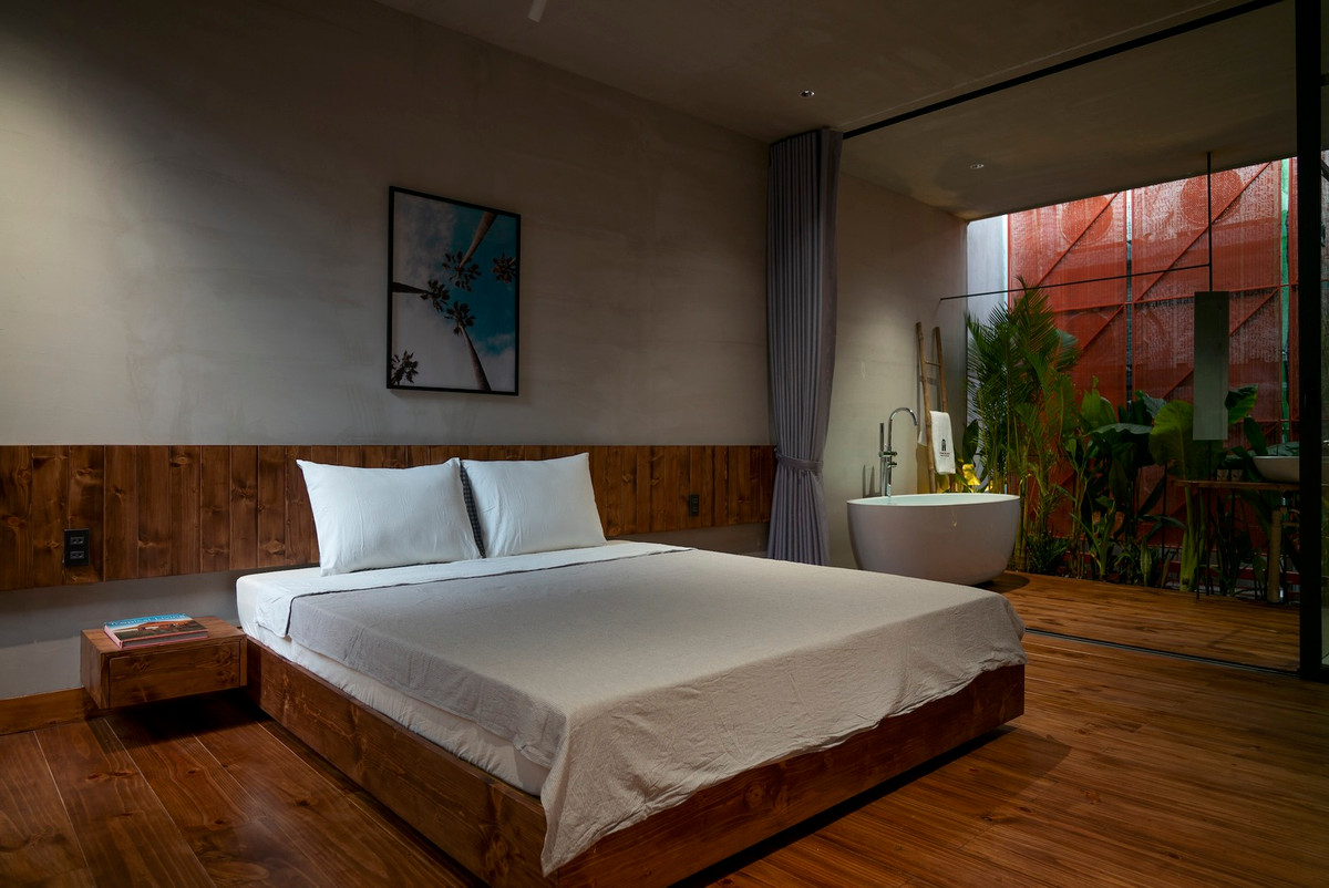 Tầng 2 gồm 4 phòng ngủ giống nhau ở 4 góc của khu đất. Ở giữa là hành lang cầu và giếng trời riêng cho 4 phòng ngủ đồng thời kết nối 4 phòng ngủ với không gian công cộng bên dưới.