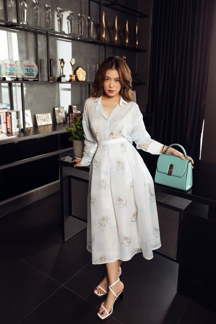 Bên cạnh đó, Hoàng Thuỳ Linh còn là một "tay chơi" đồ hiệu đắt đỏ. Người đẹp sở hữu những mẫu túi nổi tiếng đến từ các thương hiệu đình đám như: Hermes, Chanel, Louis Vuitton...