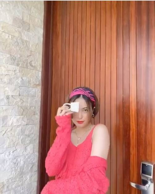 Thậm chí, Hoàng Thuỳ Linh còn chi ra hơn chục triệu đồng để tậu về mẫu túi hiệu bé xíu bằng 2 ngón tay, chỉ dùng làm cảnh. Nguồn ảnh: FBNV