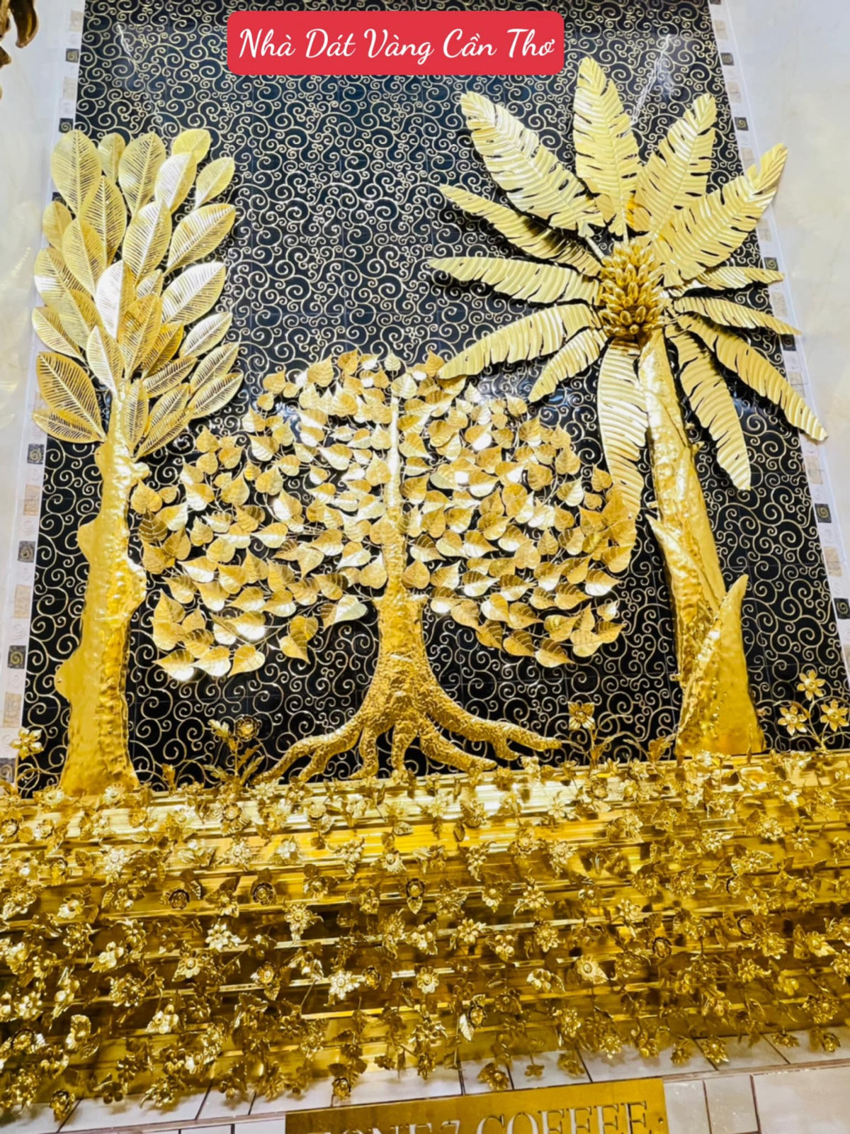 Bên trong ngôi nhà có đến hàng trăm món đồ được dát vàng tinh xảo đến từng chi tiết. Ảnh: Facebook