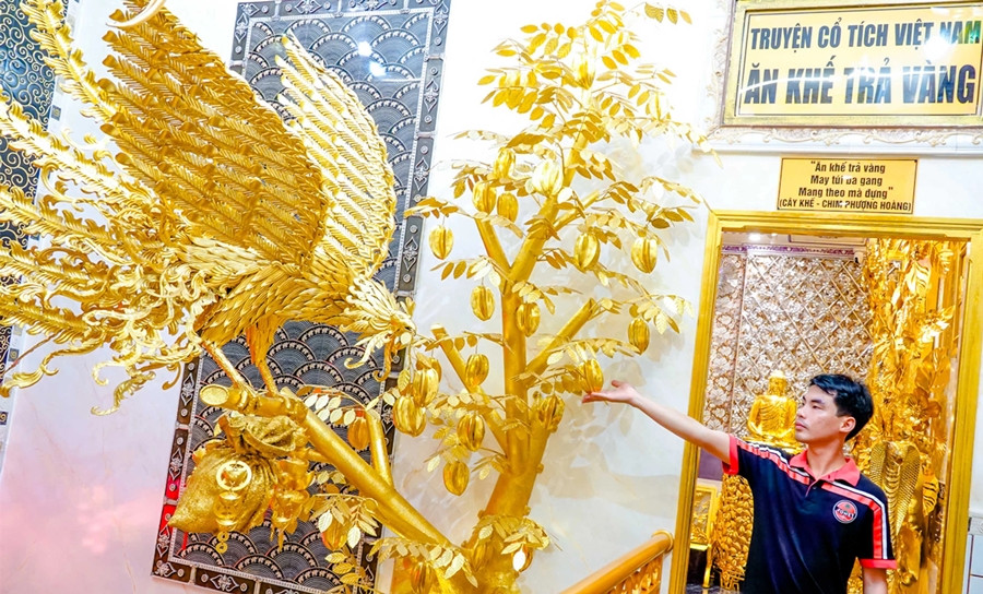 Mỗi món đồ trong nhà được dát bằng lá vàng không phải sơn như mọi người nhầm lẫn. Tùy theo sản phẩm mà lá vàng được dát ở độ tuổi khác nhau. Ảnh: Dân trí