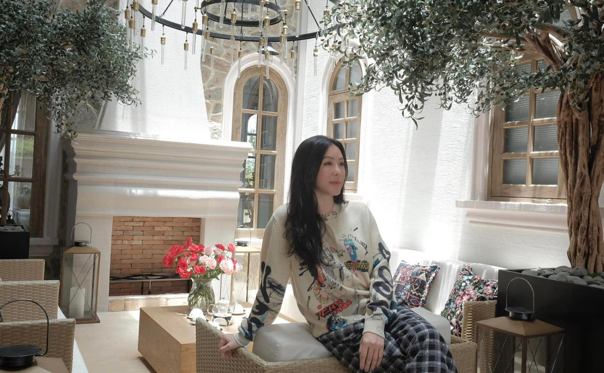 Giữa nhà là khu vực giếng trời lấy ánh sáng, cũng là nơi thư giãn.