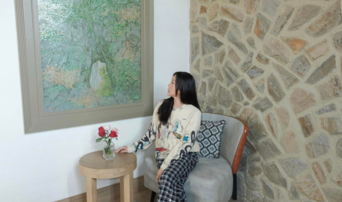 Ngôi nhà đúng chất Đà Lạt. Hoa hậu Thu Hoài gọi đây là "góc xưng tội", nơi có tường đá cùng bức tranh yên bình.