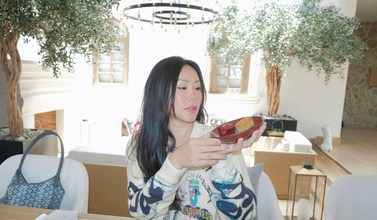 Bên trong căn nhà sơn màu trắng, nội thất đa phần bằng gỗ tạo cảm giác vừa sang trọng vừa ấm cúng, bình dị.