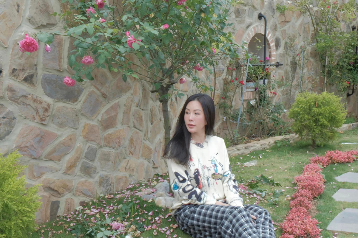 Phía trước nhà là khu vườn xinh xắn, ngập hoa.