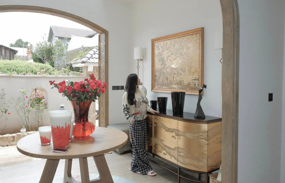 Từ cửa chính bước vào là bàn tròn lớn trang trí hoa tươi và những món decor.