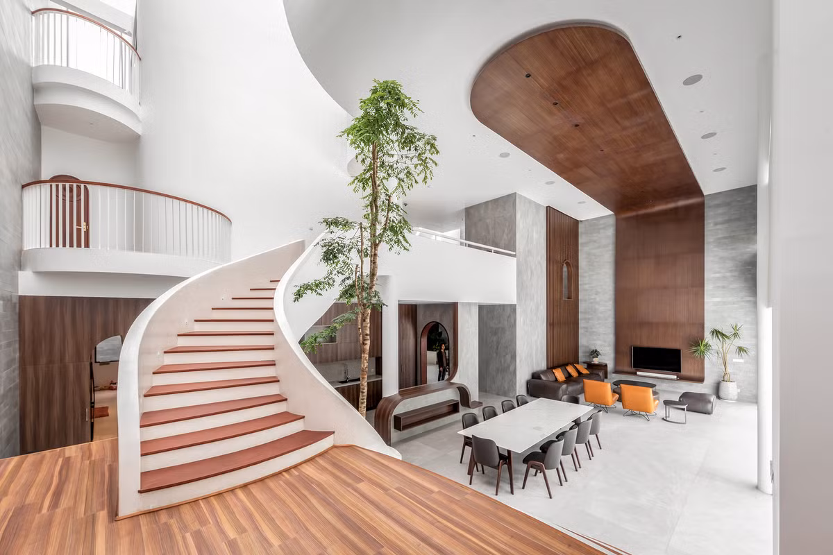 Để xóa bỏ cảm giác khoảng cách giữa các tầng, kiến trúc sư thiết kế chiếu nghỉ cầu thang thành khu vui chơi giải trí có ánh sáng và cây xanh.