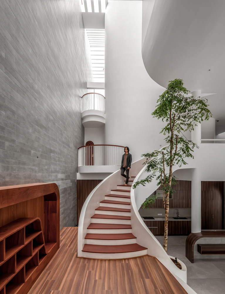 Với một ngôi nhà cao tầng, có diện tích rộng, việc di chuyển từ tầng này sang tầng khác hoặc di chuyển qua các khu vực không gian trên cùng một tầng sẽ trở nên dài hơn, khó khăn hơn và dễ nhàm chán. Điều đó sẽ dần làm mất đi sự gắn kết giữa các thành viên trong gia đình.