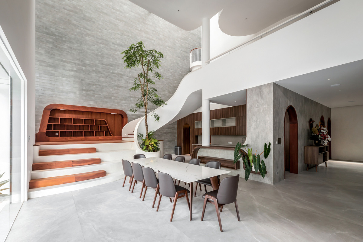 Ngôi nhà gồm 4 tầng, có 1 tầng hầm, 5 phòng ngủ và nhiều phòng chức năng khác nhau.