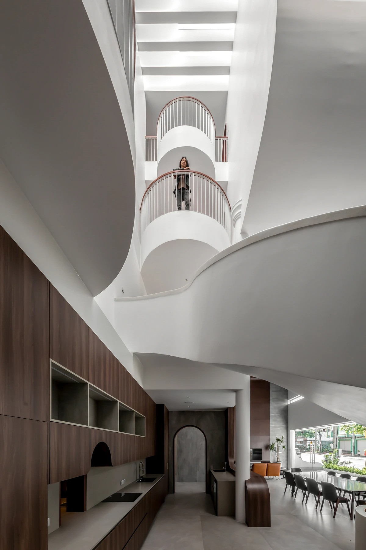 Khoảng thông tầng kết hợp đường cong từ cầu thang, ban công tạo sức hút cho căn nhà.