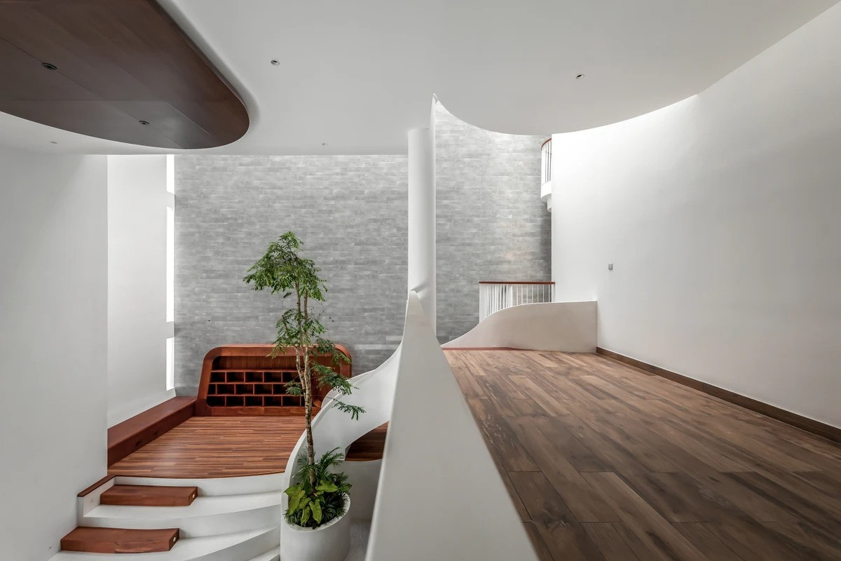 Ánh sáng và cây xanh tạo hứng khởi khi duy chuyển thang bộ, qua đó mọi người thường xuyên đi thang bộ hơn.