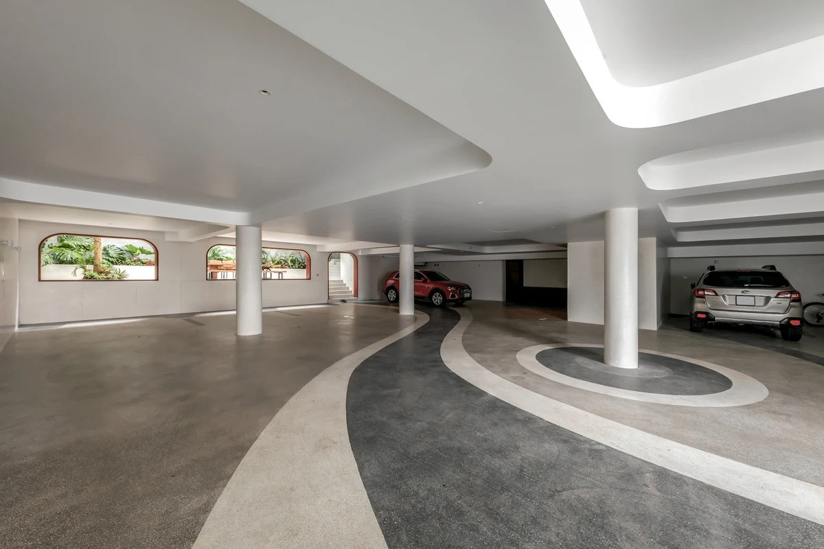 Tầng hầm cũng mang đến trải nghiệm thú vị hơn với trang trí sàn là những họa tiết đường cong.