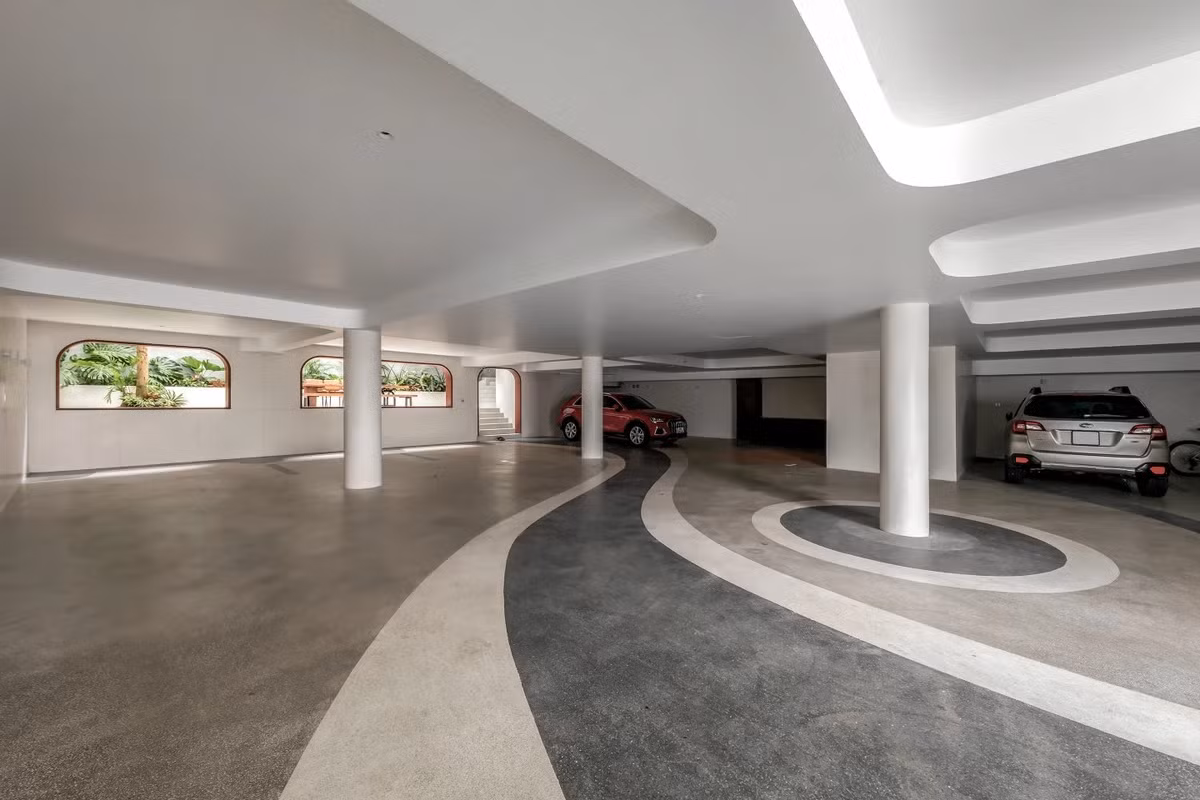 Tầng hầm cũng mang đến trải nghiệm thú vị hơn với trang trí sàn là những họa tiết đường cong.