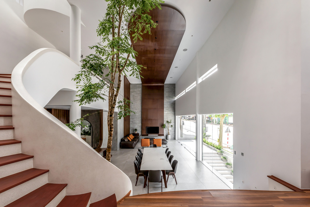 Để khắc phục điều này, kiến trúc sư tạo ra nhiều giếng trời có kích thước khác nhau để đưa ánh sáng vào nhà và tạo đối lưu không khí.