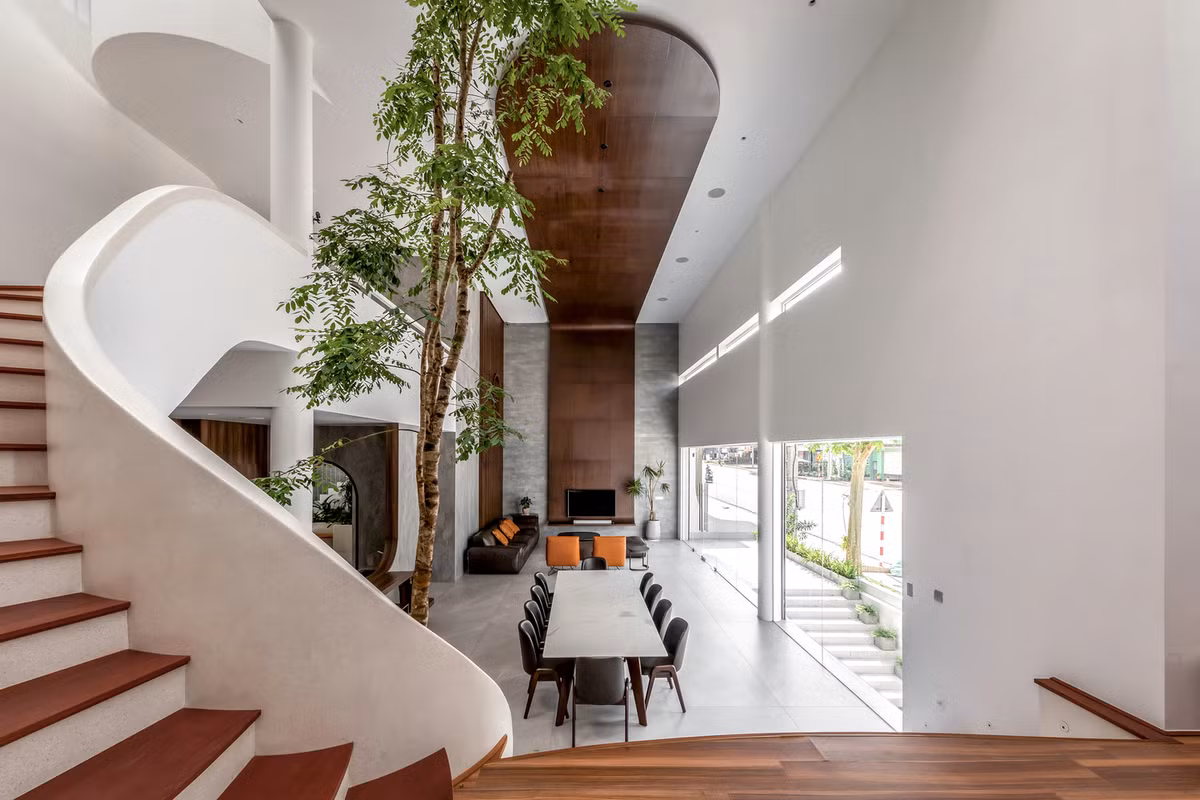 Để khắc phục điều này, kiến trúc sư tạo ra nhiều giếng trời có kích thước khác nhau để đưa ánh sáng vào nhà và tạo đối lưu không khí.