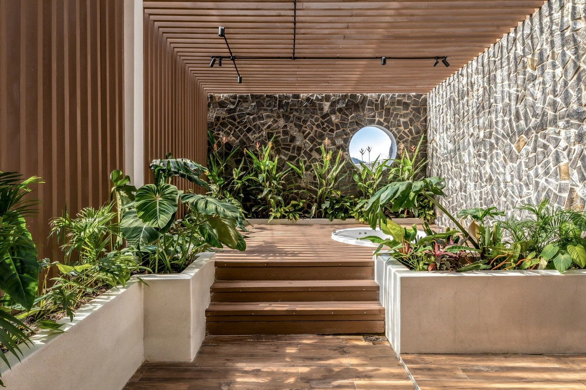 Mái nhà kho xưởng của gia đình được tận dụng để làm khu spa và sân vườn.