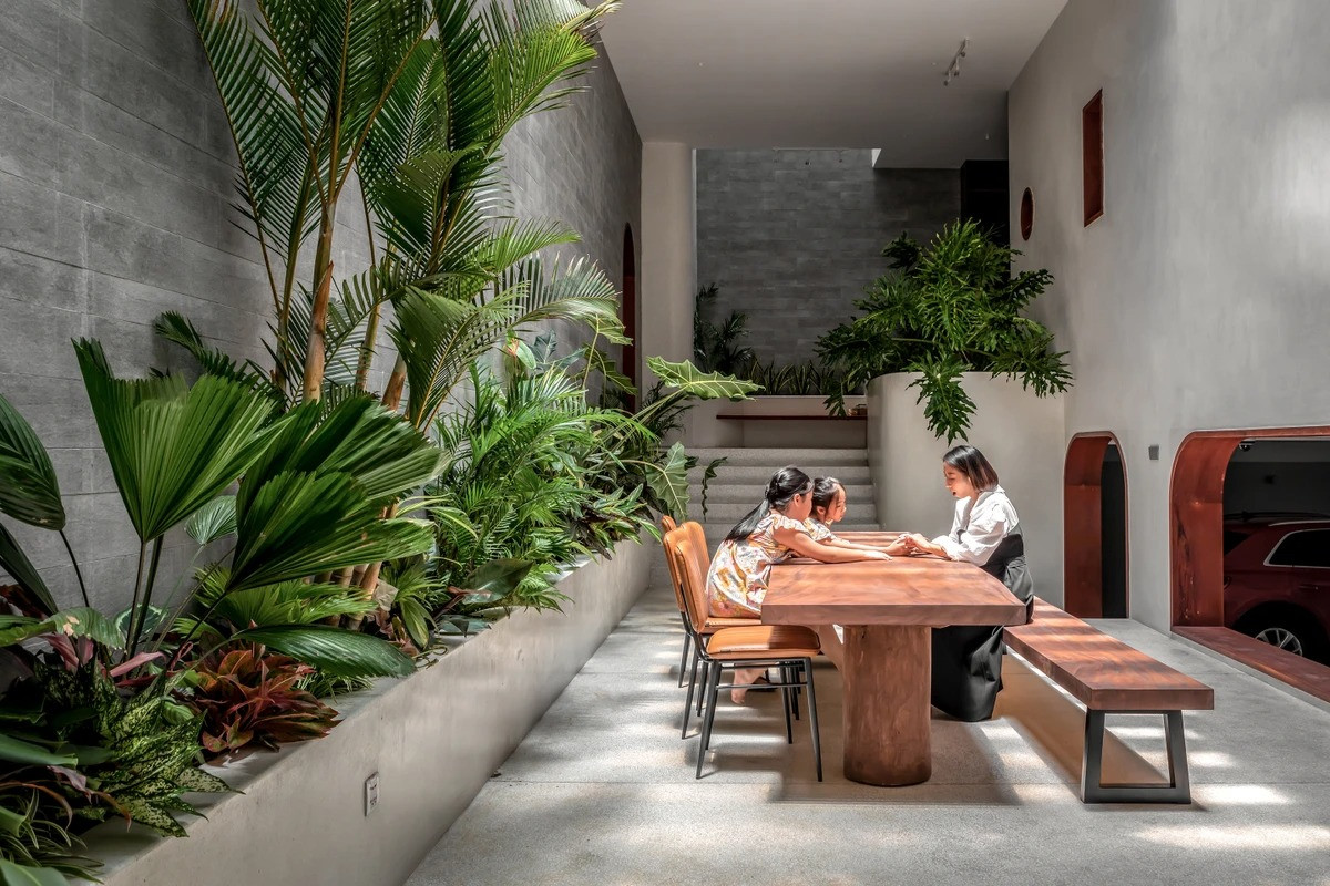 Khoảng thông tầng đưa ánh sáng tự nhiên xuống tới tầng hầm.