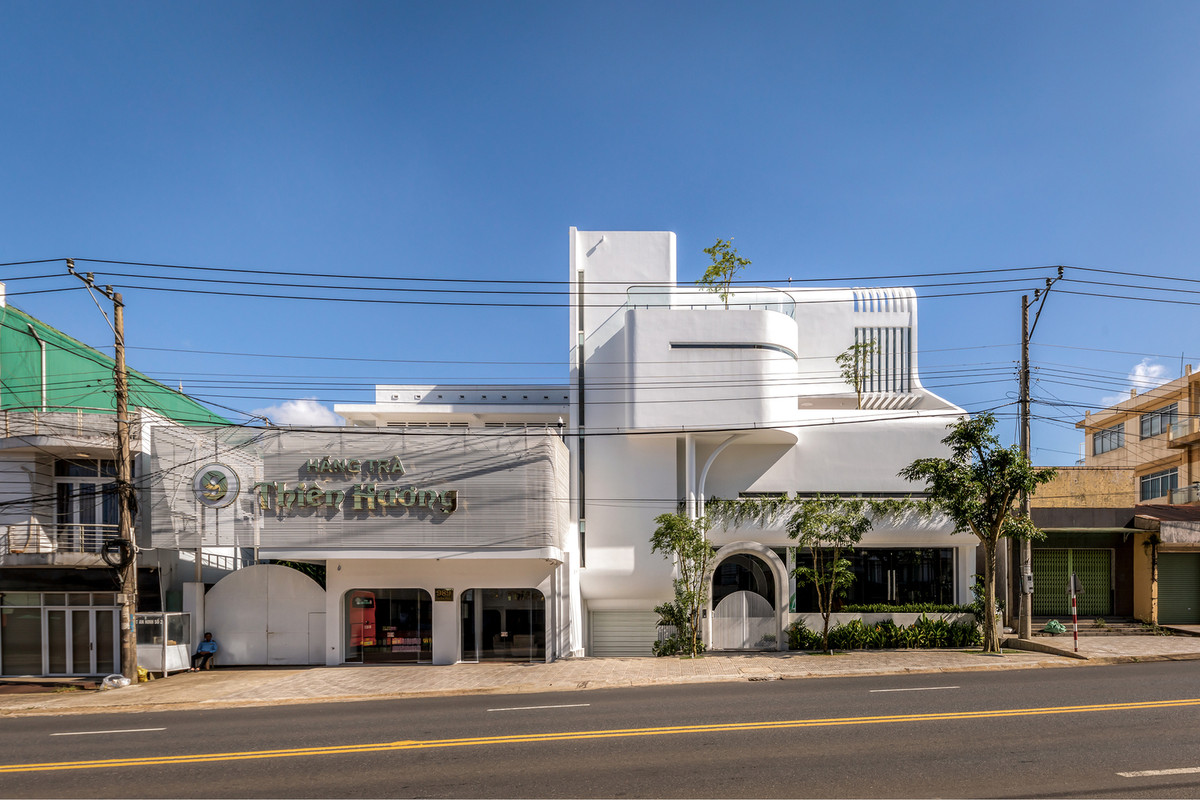 Toạ lạc tại thành phố Bảo Lộc (Lâm Đồng), Nine Villa là căn biệt thự được thiết kế cho gia đình ba thế hệ cùng chung sống và nằm cạnh cơ sở kinh doanh của gia đình.