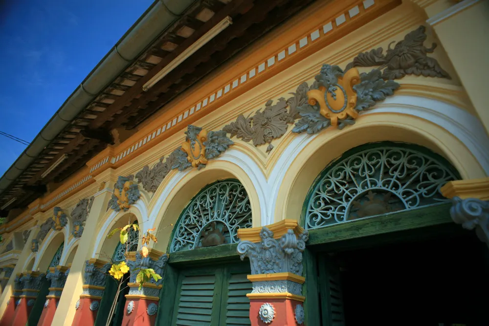 Trên các cửa vòm trang trí phù điêu đắp nổi mang đậm phong cách Châu Âu cổ điển. Ảnh: Happynest