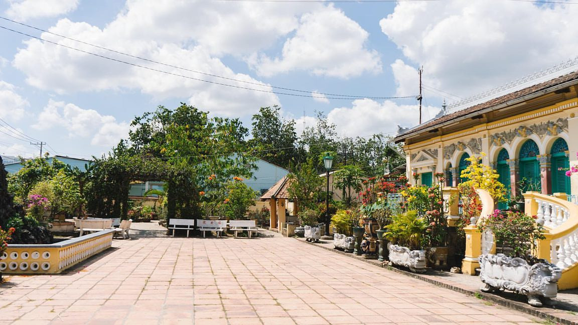 Căn nhà cổ được xây dựng trên tổng diện tích khoảng 6.000m2 với nền nhà cao hơn 1m so với sân vườn. Ảnh: Thamhiemmekong