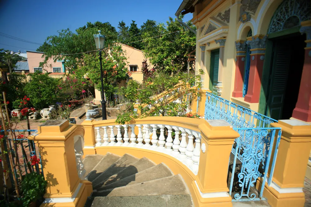 Về tổng thể, ngôi nhà gồm ba gian hai chái, có bốn bậc thang hình cánh cung tao nhã kết nối nhà với khoảng sân rộng. Ảnh: Happynest