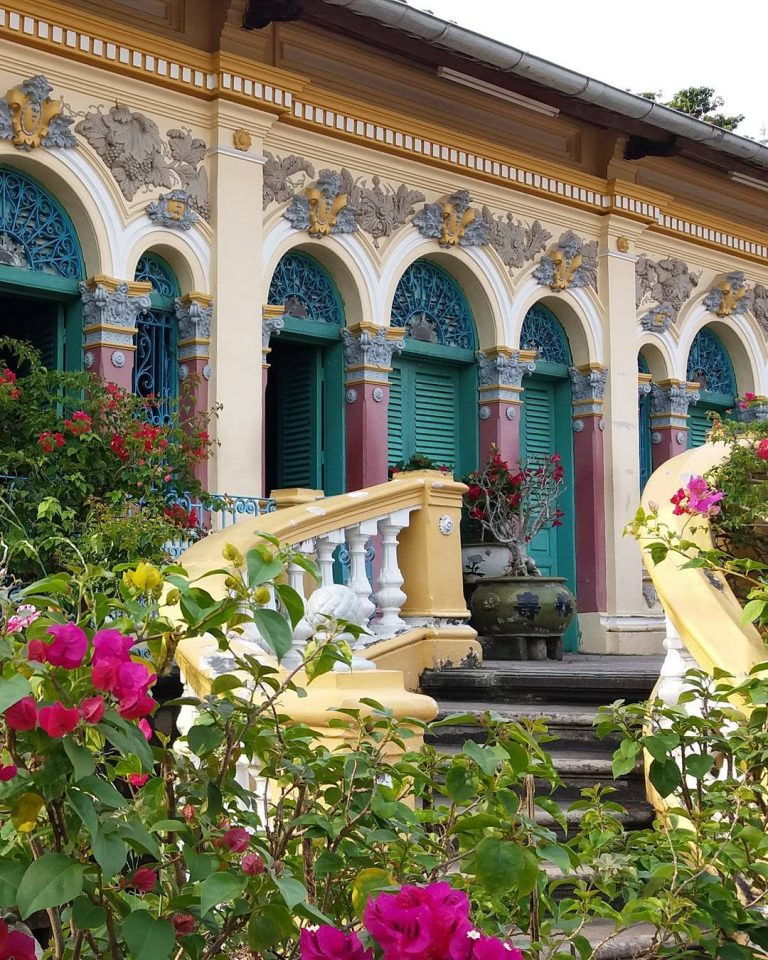 Vì vậy, ngôi nhà vừa mang hình thức phương Tây nhưng lại có cấu trúc và nội thất đậm màu sắc phương Đông. Ảnh: Mekongtour