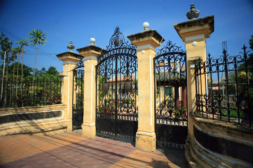 Chủ nhân của ngôi nhà là ông Dương Chấn Kỷ - một thương gia trí thức giàu có, đồng thời cũng là điền chủ có óc mỹ thuật. Ông thích tìm tòi cái mới, lạ của trào lưu Tây phương đang thịnh hành, nhất là trong lĩnh vực kiến trúc. Ảnh: Happynest