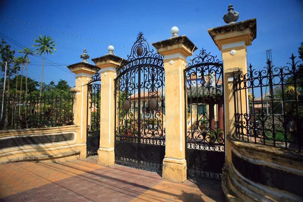 Chủ nhân của ngôi nhà là ông Dương Chấn Kỷ - một thương gia trí thức giàu có, đồng thời cũng là điền chủ có óc mỹ thuật. Ông thích tìm tòi cái mới, lạ của trào lưu Tây phương đang thịnh hành, nhất là trong lĩnh vực kiến trúc. Ảnh: Happynest