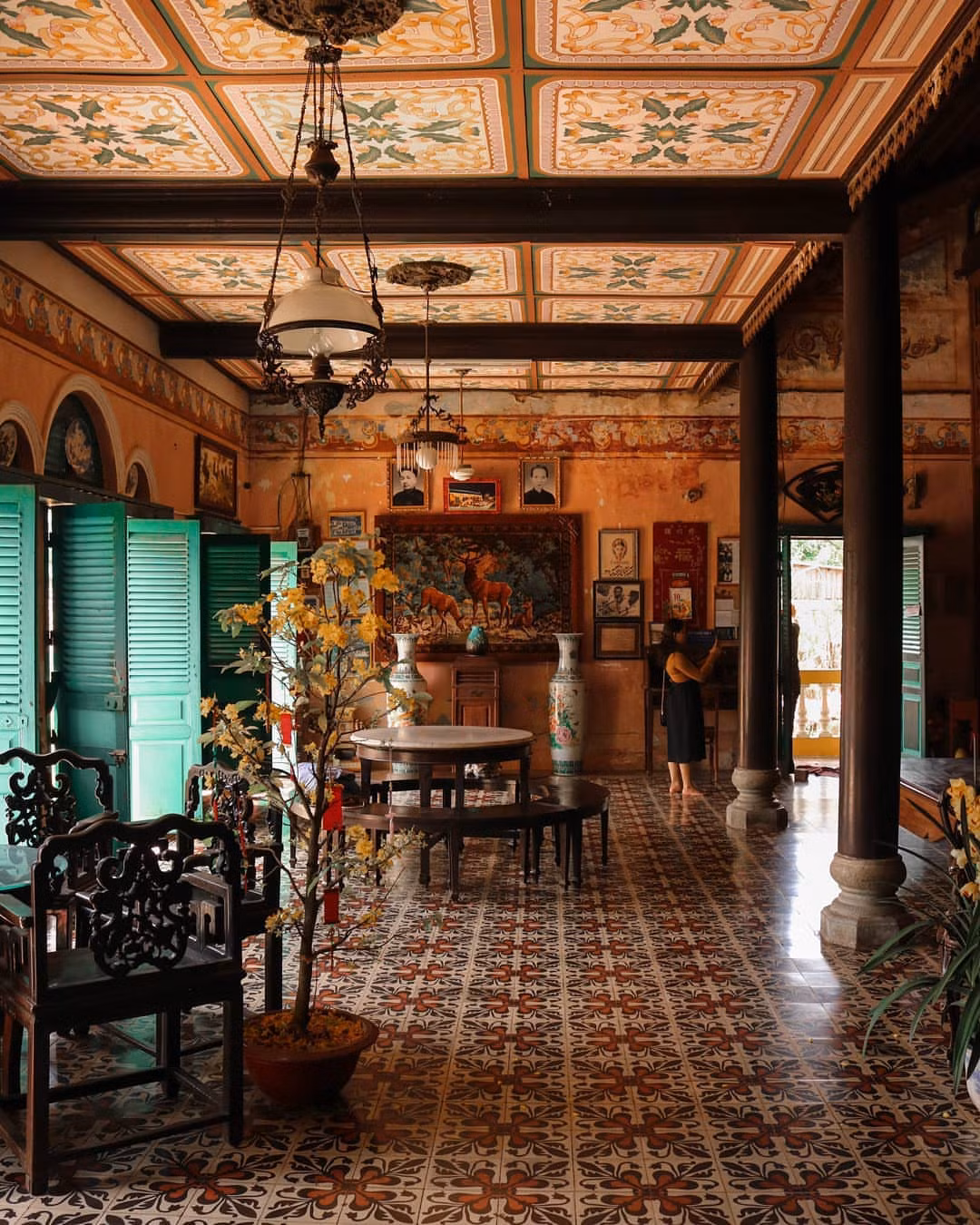 Ngoài ra, trong ngôi nhà còn có một “kho cổ vật” được gìn giữ suốt nhiều thế kỉ qua như bộ bàn ghế cẩm thạch, vân xanh có đường kính 1,5m...Ảnh: Thamhiemmekong