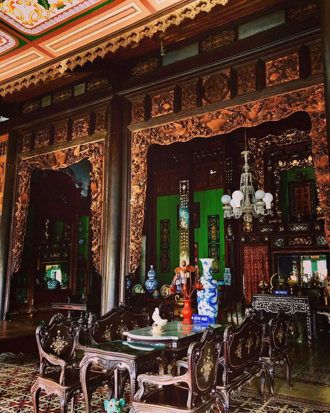 Nội thất bên trong nhà cổ đậm chất phương Đông. Ảnh: @kallithestar