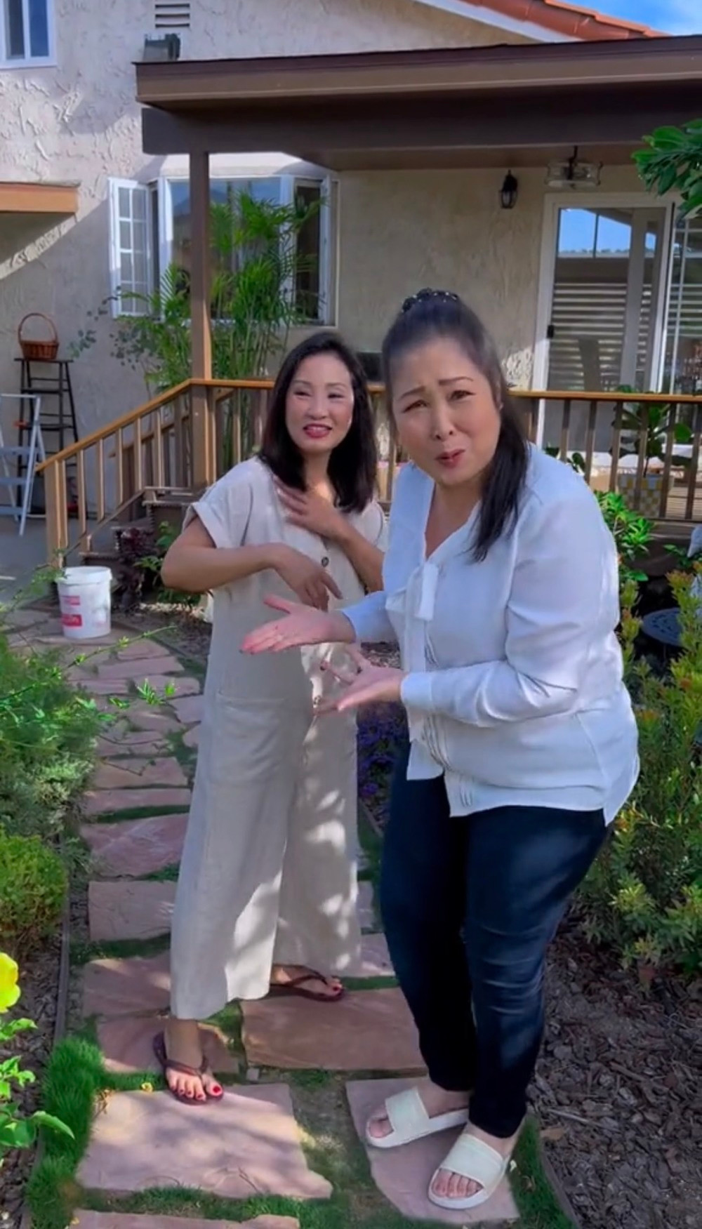 Trong video, NSND Hồng Vân quay lại tường tận quang cảnh khu vườn xanh ngắt trong ngôi nhà của Hồng Đào tại Mỹ. Ảnh: Hồng Vân Entertainment