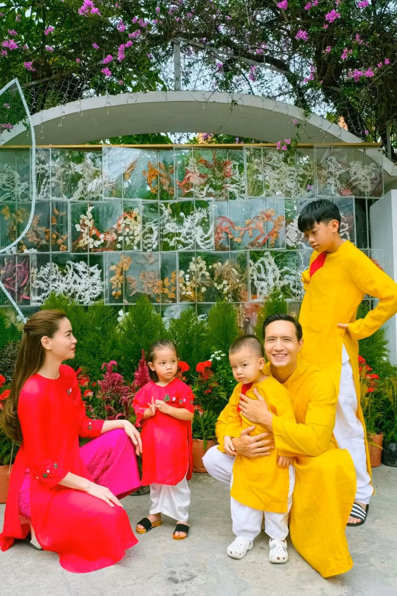 Trên trang cá nhân, Hồ Ngọc Hà chia sẻ hình ảnh cả gia đình diện áo dài Tết trong căn biệt thự trị giá 30 tỷ đồng ở Thủ Đức (TP HCM). Qua đó vô tình hé lộ luôn biệt thự bề thế của mình.