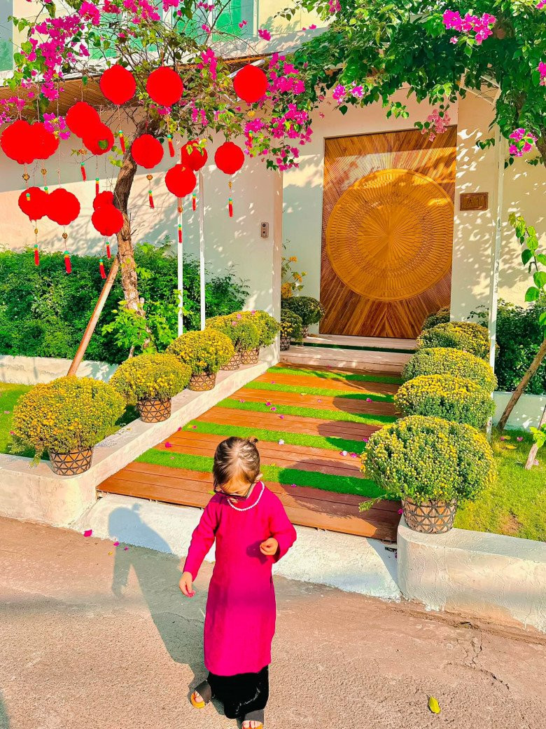 Ngày Tết, Hà Hồ "dát vàng" căn biệt thự từ trong ra ngoài ngõ. Phía trước, nữ ca sĩ đặt những chậu cúc mâm xôi dọc hai bên lối đi.