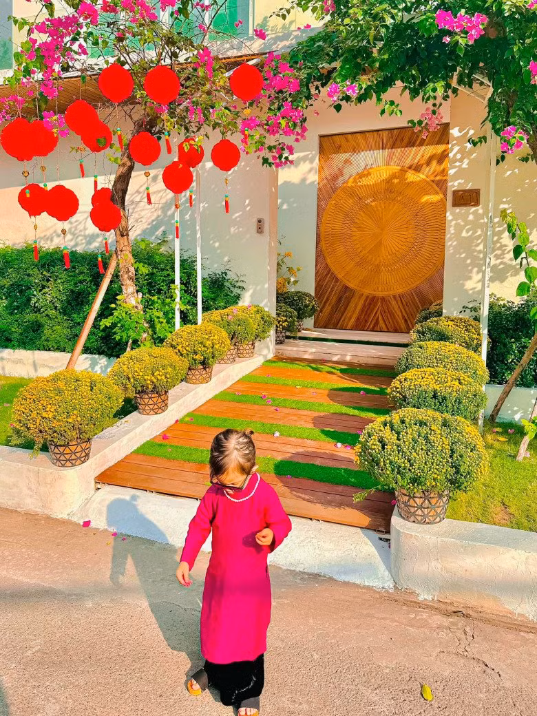 Ngày Tết, Hà Hồ "dát vàng" căn biệt thự từ trong ra ngoài ngõ. Phía trước, nữ ca sĩ đặt những chậu cúc mâm xôi dọc hai bên lối đi.