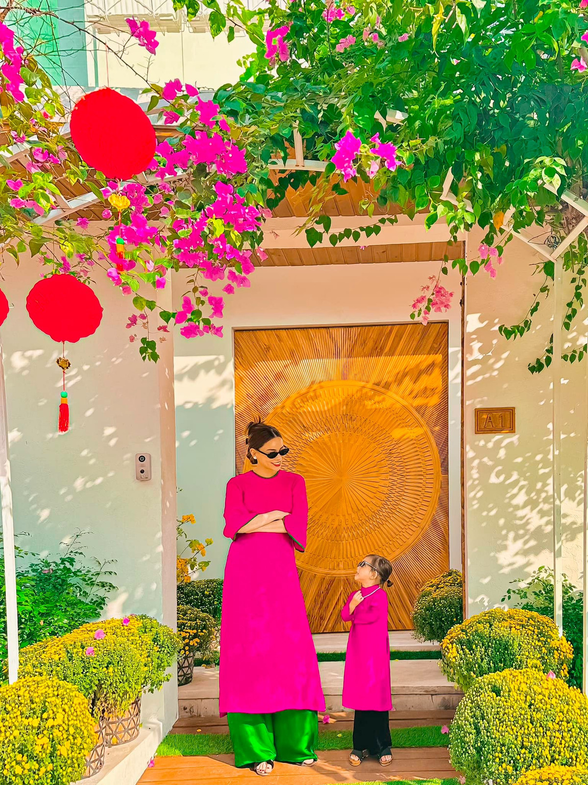 Trên cây hoa giấy cổ thụ, Hồ Ngọc Hà còn trang trí thêm đèn lồng đỏ tô điểm cho không gian phía trước thêm rực rỡ.