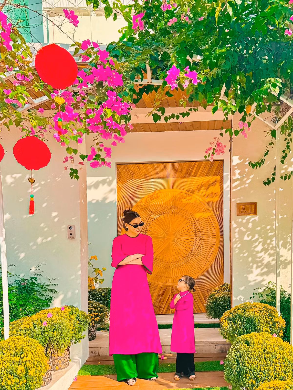 Trên cây hoa giấy cổ thụ, Hồ Ngọc Hà còn trang trí thêm đèn lồng đỏ tô điểm cho không gian phía trước thêm rực rỡ.