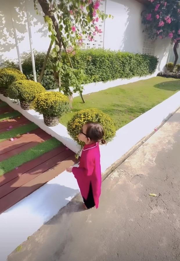 Ái nữ nhà Hà Hồ rất thích thú với vườn hoa mới trước nhà.
