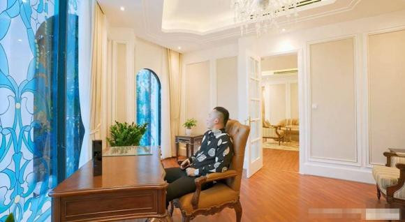 Phòng làm việc của Vũ Khắc Tiệp có view nhìn thẳng ra sông Sài Gòn.