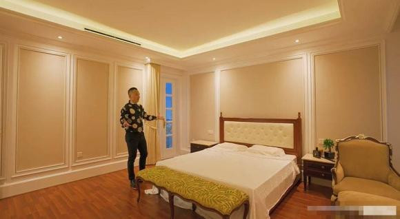 Phòng ngủ bày trí đơn giản nhưng cũng không kém phần lộng lẫy. Nguồn ảnh: chụp màn hình