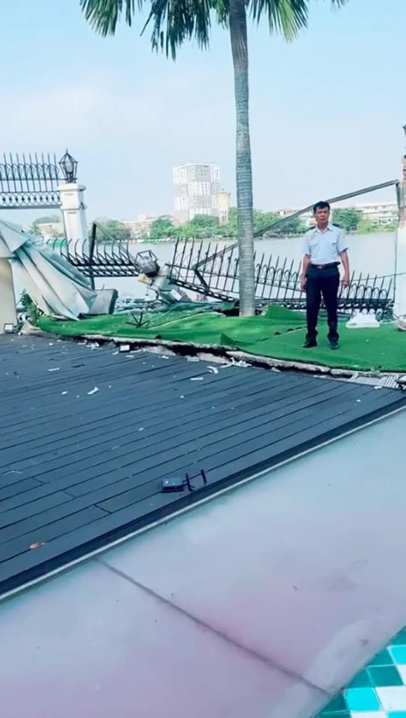 Theo tiết lộ, chiếc tàu chở hàng tránh một chiếc tàu khác, sau đó, bị mất lái và đã đâm thẳng vào cổng biệt thự của Vũ Khắc Tiệp.